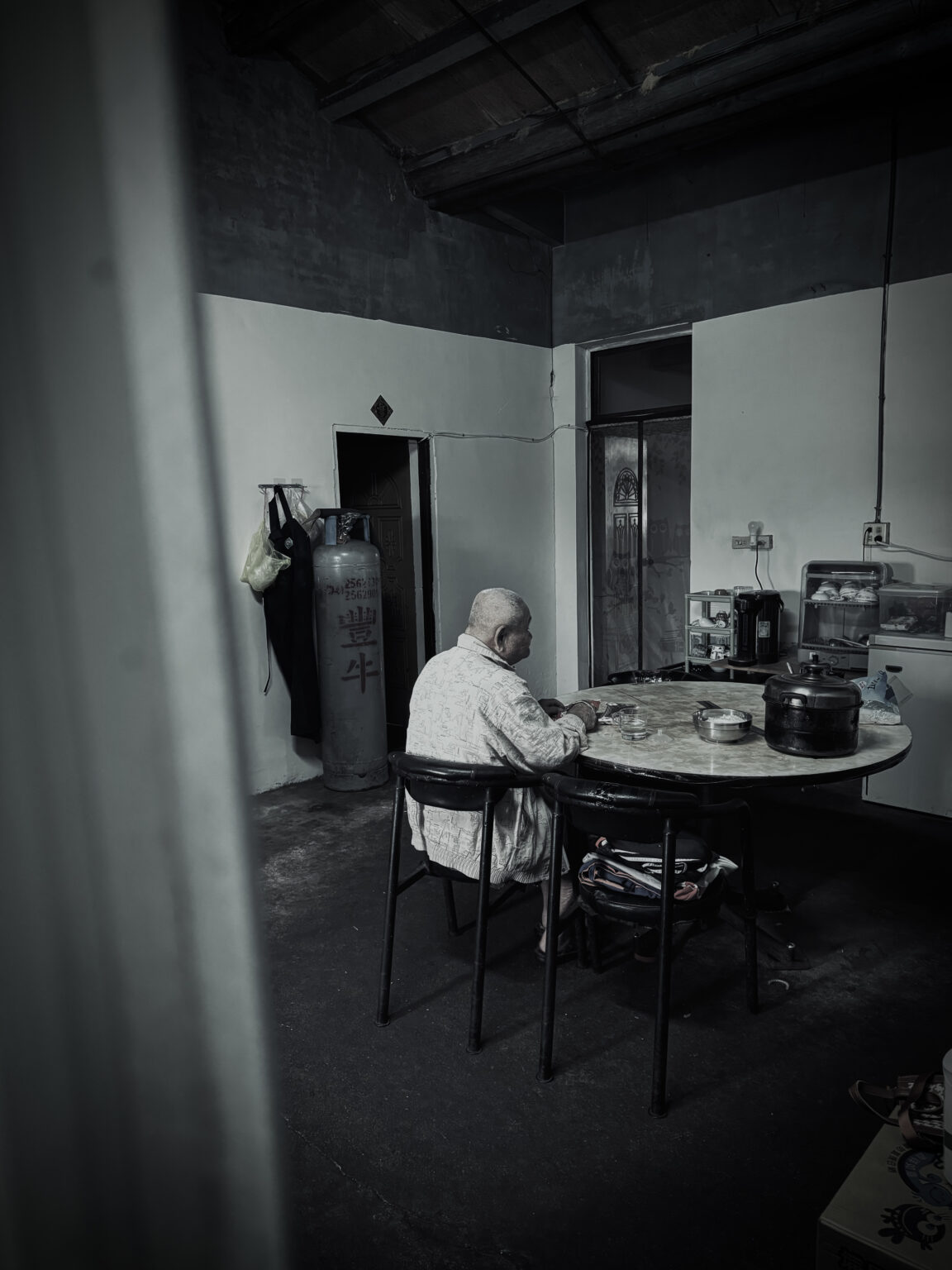 無法渡海的最後告別!第七屆移工攝影首獎《失去》 深刻道出數十萬跨國家庭離散之痛 9 Windi Fransisca %E5%9C%A8%E3%80%8A%E7%AA%81%E7%84%B6%E8%AE%8A%E5%BE%97%E5%AF%82%E9%9D%9C%E7%9A%84%E5%AE%B6%E2%80%94%E2%80%94%E3%80%8C%E6%88%91%E7%9A%84%E6%84%9B%E5%8E%BB%E5%93%AA%E8%A3%A1%E4%BA%86%EF%BC%9F%E3%80%8D%E3%80%8B%E4%B8%AD%EF%BC%8C%E8%A8%98%E9%8C%84%E5%A5%B9%E5%9C%A8%E8%87%BA%E7%85%A7%E9%A1%A7%E7%9A%84%E7%88%BA%E7%88%BA%E9%9D%A2%E5%B0%8D%E5%A5%B6%E5%A5%B6%E9%9B%A2%E4%B8%96%E7%9A%84%E6%99%82%E5%88%BB%E3%80%82 scaled