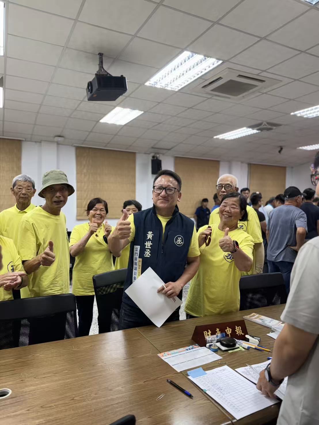 「找世丞、好事成」!黃世丞支持者簇擁完成登記 正式投入金門議員選戰 19 line oa chat 260903 120857