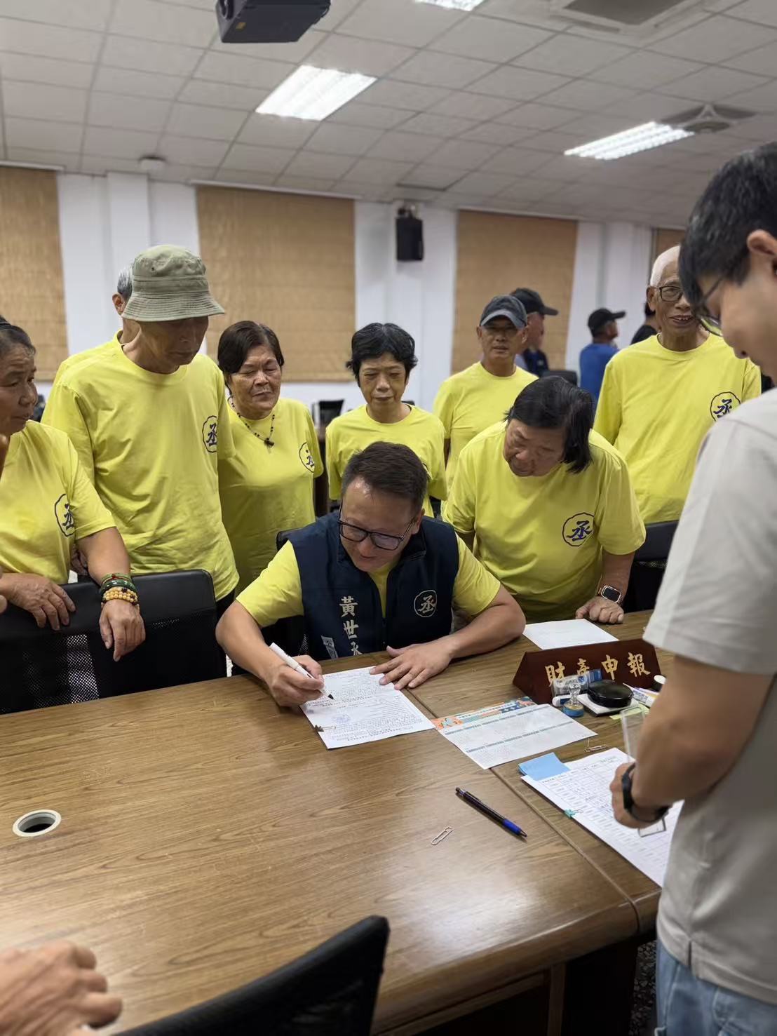 「找世丞、好事成」!黃世丞支持者簇擁完成登記 正式投入金門議員選戰 18 line oa chat 260903 120905