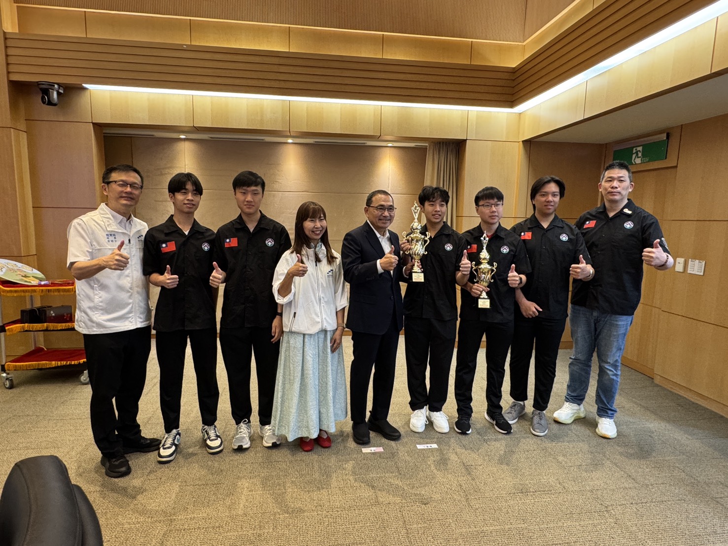 揚威國際!侯友宜親自表揚新北學子勇奪Robofest世界冠亞軍 3 line oa chat 260909 231824