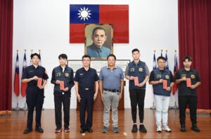 勤務再忙也要拚 花蓮警2員通過警察三等特考 局務會報公開表揚 19 %E4%B8%89 3