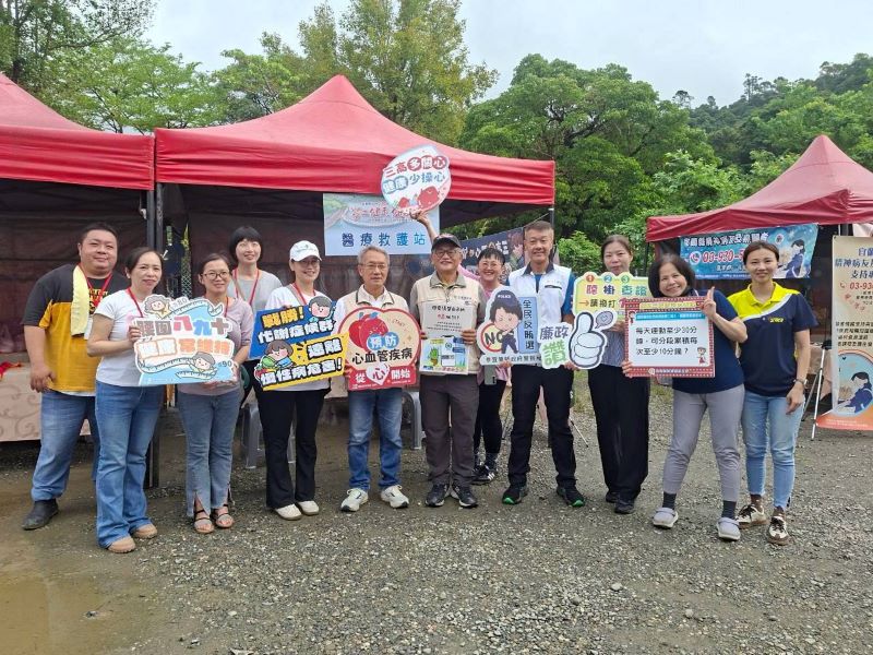 健走展活力、廉政齊步走 龍潭湖畔宣導誠信也拚防詐 9 《圖說》新北市環保局政風室主任林三龍〈右四〉參加115年「勞工健走,健康UP」活動。〈主辦單位提供〉