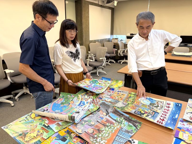 永和孩子畫出小日常 2184件創意作品評審激賞 37 《圖說》面對數量多、創意十足的作品,3名專業藝術評審過程相當激烈。〈主辦單位提供〉