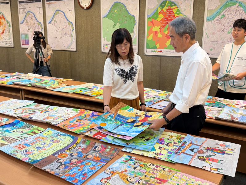 永和孩子畫出小日常 2184件創意作品評審激賞 38 《圖說》評審表示,今年作品整體水準相當不錯,不少孩子具有敏銳的觀察力,有人以鮮豔色彩表現城市活力。〈主辦單位提供〉