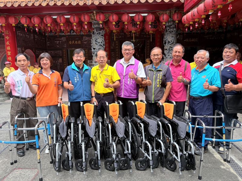 《圖說》民政局長林耀長參與汐止福龍宮輔具捐贈儀式，高度肯定福龍宮連續多年榮獲新北市績優宗教團體「公益慈善獎」與「社會教化獎」的善行。〈民政局提供〉
