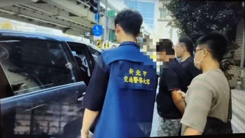 查緝不手軟!泰山飆車17人到案 6名反覆涉案強制報到2個月 5 《圖說》警方解送犯嫌影像。〈市警局提供〉