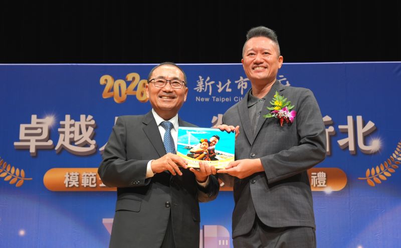 每一分努力都值得被看見 新北表揚89名模範、績優公務員 6 《圖說》捷運工程局蔡慶賢科長(右)與市長侯友宜合影。〈人事處提供〉