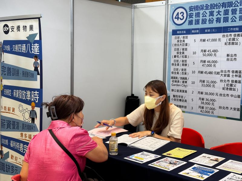 《圖說》新北市就業博覽會除了社會新鮮人，也有離開職場多年的民眾重新出發求。〈勞工局提供〉