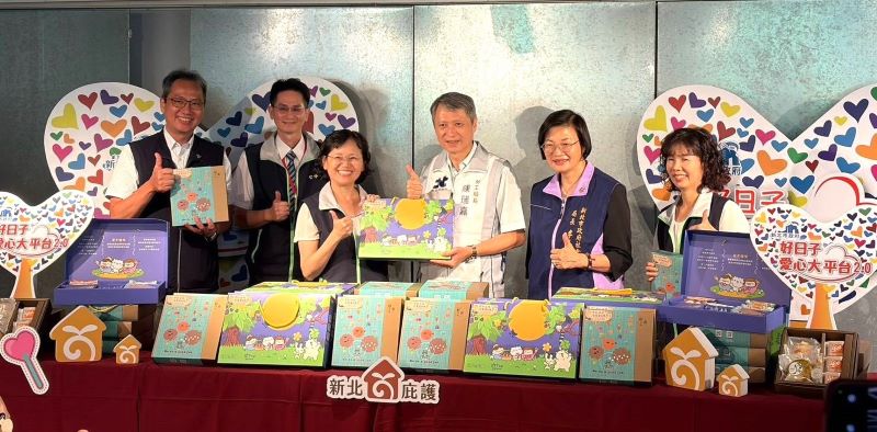 台電北區處買庇護工場中秋禮盒 送暖弱勢家庭也挺學員 11 《圖說》台電台北北區處響應「新北市好日子愛心大平台」,認購庇護工場中秋禮盒,由市府勞工局長陳瑞嘉代表接收。〈北北區處提供〉