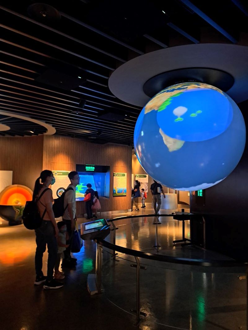 台電北區親子日「上太空」 同遊天文館、淨園護環境 20 《圖說》探索宇宙奧秘,也從親子共學中建立珍惜資源、愛護環境的觀念。〈北北區處提供〉