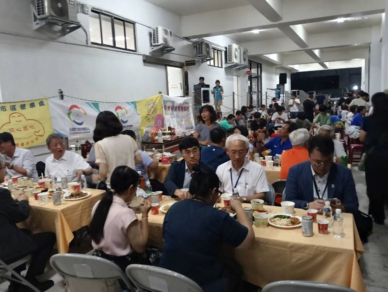 台電北市區處中秋晚會熱鬧登場 退休老長官「回娘家」與鄰里同歡 24 《圖說》台電中秋睦鄰活動,讓平日肩負供電任務的同仁與市府、鄰里有更多交流機會,也延續長期建立的地方情誼。〈北市區處提供〉