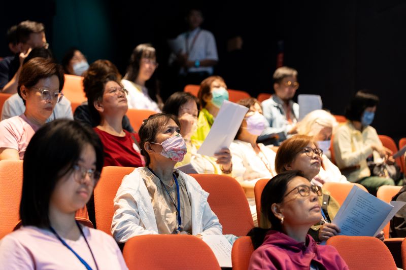 宗博館掌櫃講堂談藏傳淨土 葉靈毅帶讀《極樂願文》 12 《圖說》學員用心聆聽。〈宗博館提供〉