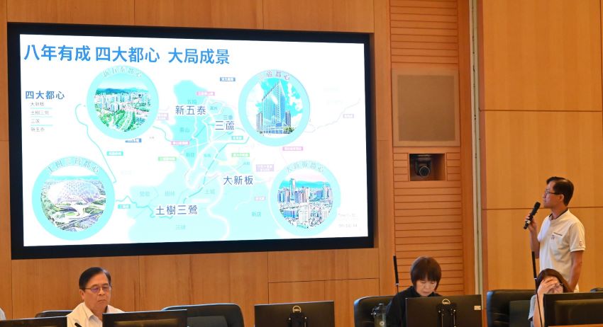 《圖說》城鄉局長黃國峰介紹四大都心發展新格局，打造幸福宜居新北。〈城鄉局提供〉