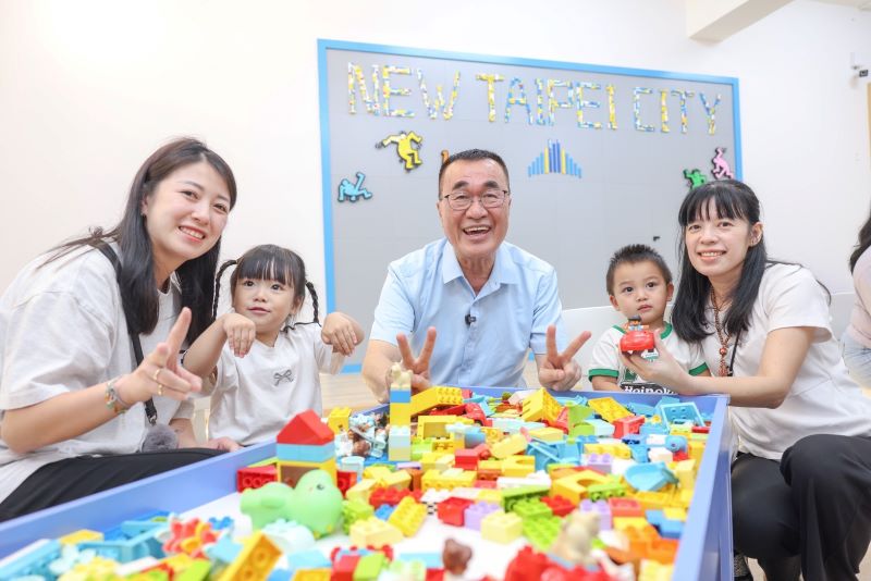 侯友宜掛帥李競辦主委 高喊:一棒接一棒拚新北 6 《圖說》李四川競選辦公空間,設置微型親子館、旋轉木馬,盼讓競總不只是選戰期間的活動場所,也能成為親子休閒、運動及市民交流的空間。〈李競辦提供〉
