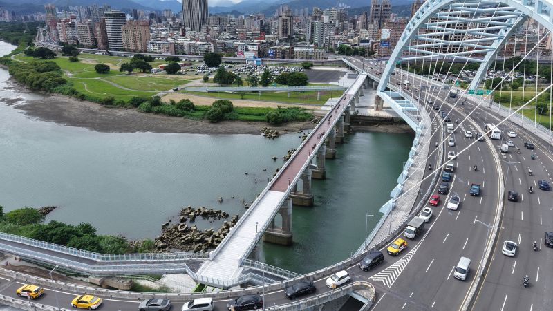 侯友宜、蔣萬安宣布川端橋啟用 日治老橋修復重現風華 8 《圖說》連接臺北市中正區與新北市永和區的川端橋,經雙北市政府合作修復,今日啟用,風華再現。左為川端橋。〈工務局提供〉