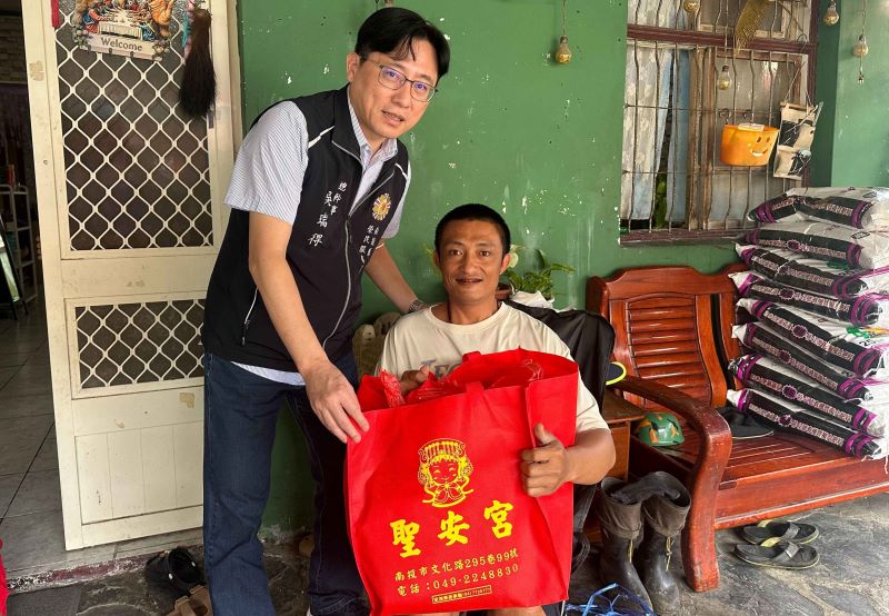 中元普度化愛心 南投榮服處串聯民間關懷清寒榮民眷 7 《圖說》南投縣榮服處總幹事吳瑞得(左)協助轉送善心團體捐贈物資。〈南投榮服處提供〉