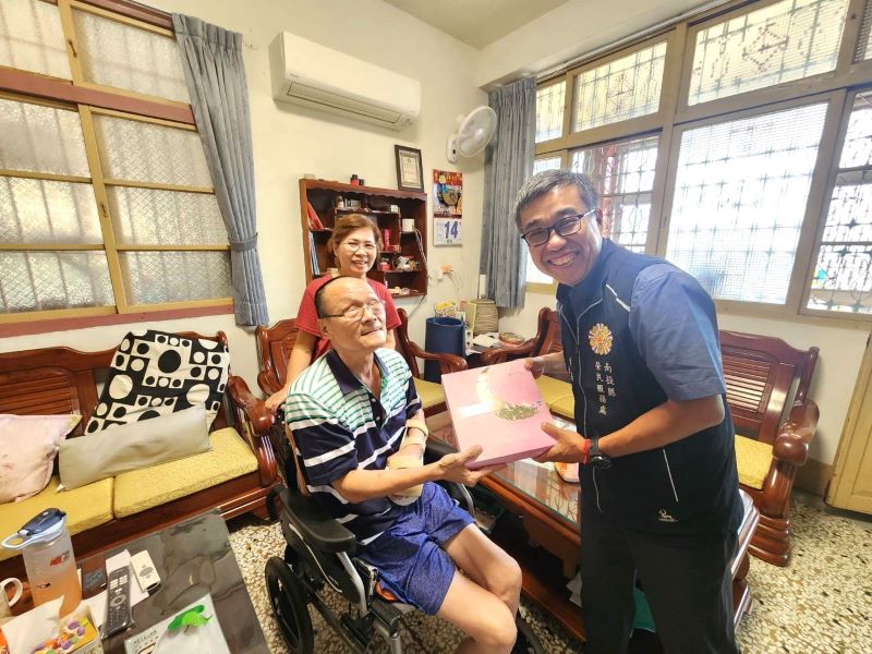 走訪傷殘官兵 南投榮服處一盒月餅一份心意無限溫暖 11 《圖說》李毓錫處長(右)關懷義務役傷殘官兵。〈南投榮服處提供〉