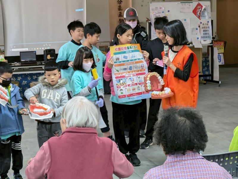 護眼、潔牙、健康體位各出招 新北健康促進9連霸 7 《圖說》十分國小至社區安養院進行口腔保健倡議。〈教育局提供〉