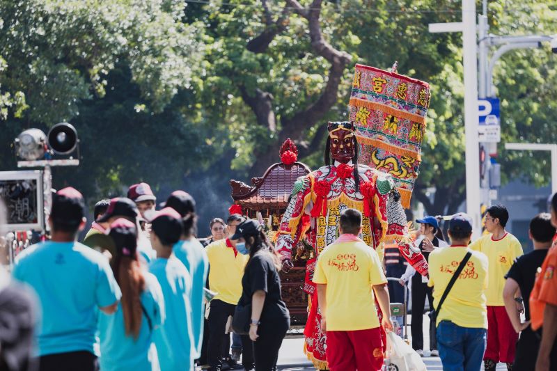 三廟神明首度齊聚林園 「林園神助攻」祈福文化體驗登場 8 《圖說》三廟神明首度齊聚林園,迎神遶境隊伍自府中廣場出發,沿途行經板橋在地信仰據點,將地方信仰文化帶進百年林園。〈文化局提供〉