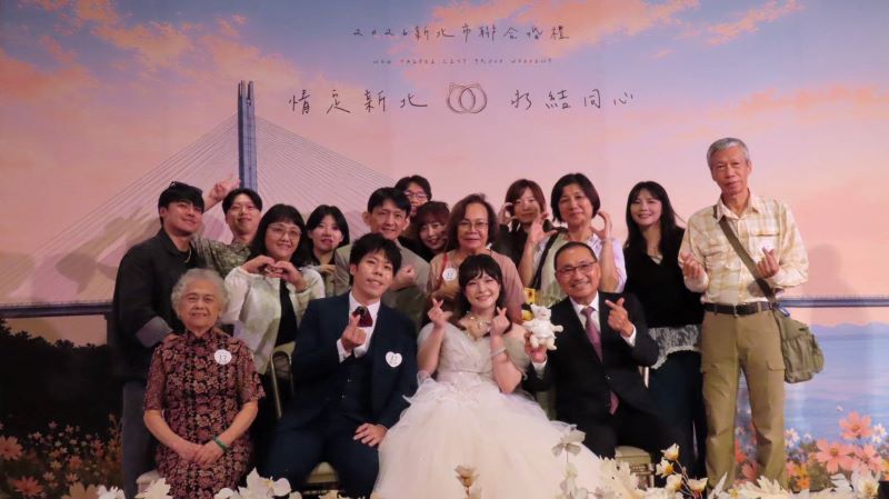 新北百對新人牽手步紅毯 侯友宜見證「我願意」 16 《圖說》親友帶著祝福與新人合影留念。〈民政局提供〉