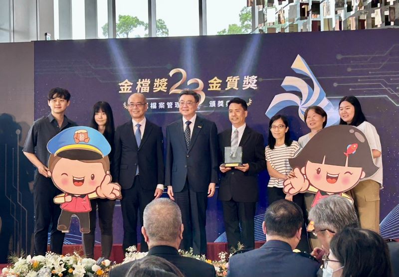 活化典藏地方記憶 淡水戶政勇奪金檔獎地方組前三強 6 《圖說》「第23屆金檔獎」淡水戶政事務所在眾多參賽機關中脫穎而出,勇奪地方組前三名佳績,由民政局副局長范姜坤火〈左三〉率淡水戶所蘇源興主任〈右四〉團隊領獎。〈民政局提供〉