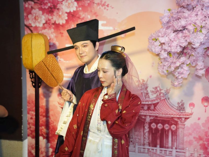 新莊慈祐宮迎28尊媽祖 北台灣媽祖文化節登場拚文化觀光 15 《圖說》穿梭古味老街體驗特色漢服。〈民政局提供〉