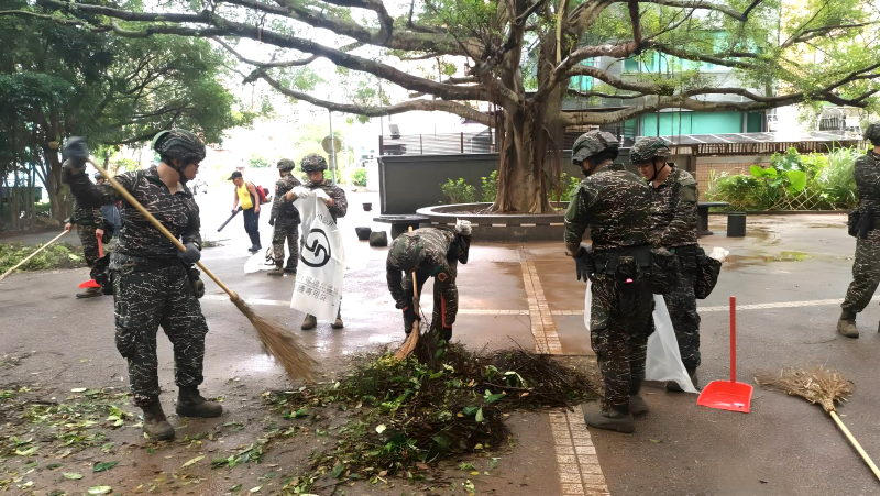 感謝國軍投入救災、守護地方 新北中秋勞軍致贈慰勞金 15 《圖說》國軍官兵災後環境復原,讓地方儘快恢復正常生活。〈民政局提供〉