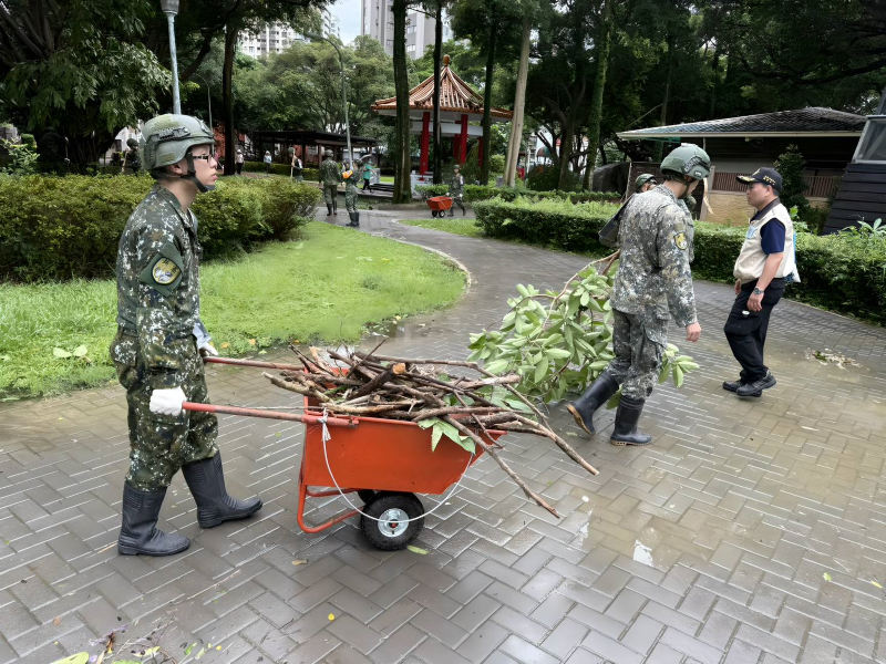 感謝國軍投入救災、守護地方 新北中秋勞軍致贈慰勞金 16 《圖說》國軍官兵災後環境復原二。〈民政局提供〉