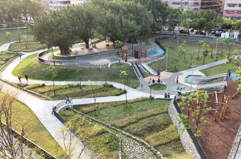 《圖說》《水滲透》中和壽德公園採下挖式景觀設計，結合防災與生活。〈水利局提供〉