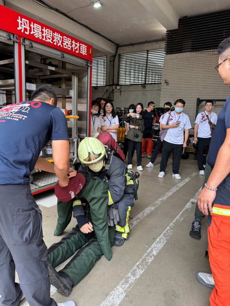 廉政學員變身「一日消防員」 穿戰鬥服、操作搜救器材直擊救災現場 9 《圖說》新北消防局安排廉政班學員認識搜救器材及體驗。〈消防局提供〉