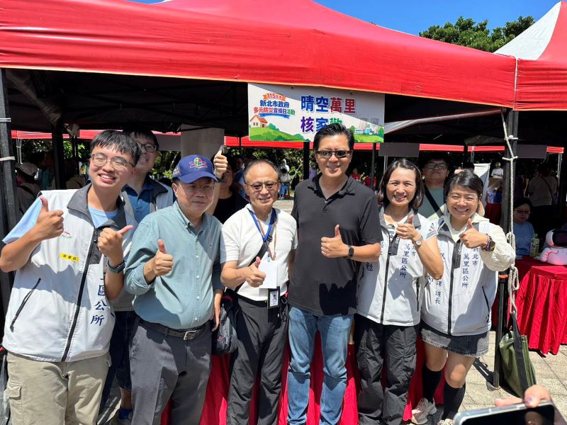 從核安到避難包 新北防災宣導日玩中學應變 16 《圖說》朱惕之副市長於核安宣導攤位鼓勵防災宣導人員。〈消防局提供〉
