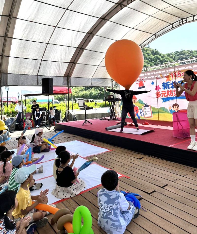 從核安到避難包 新北防災宣導日玩中學應變 15 《圖說》活動現場魔術表演秀。〈消防局提供〉