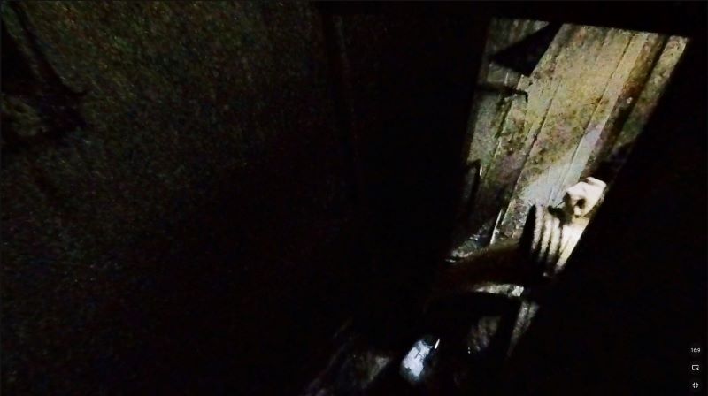 樹林電鍍廠偷排重金屬廢水 新北夜襲查獲、公安聯手拆違建 7 《圖說》業者於晚間進行廢水傾倒行為。〈環保局提供〉