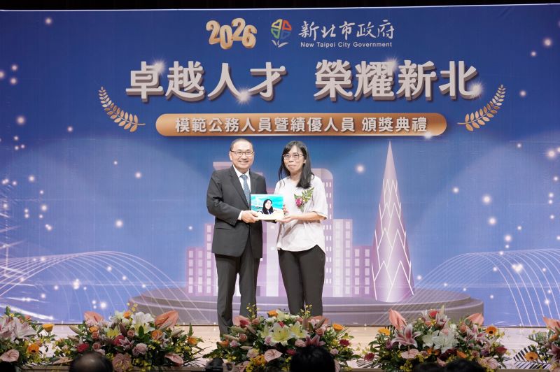 從高齡、兒少到惜食服務各有亮點 侯友宜表揚5社福人員 17 《圖說》新北市家防中心督導張珮琳獲侯友宜市長頒發模範公務人員。〈社會局提供〉