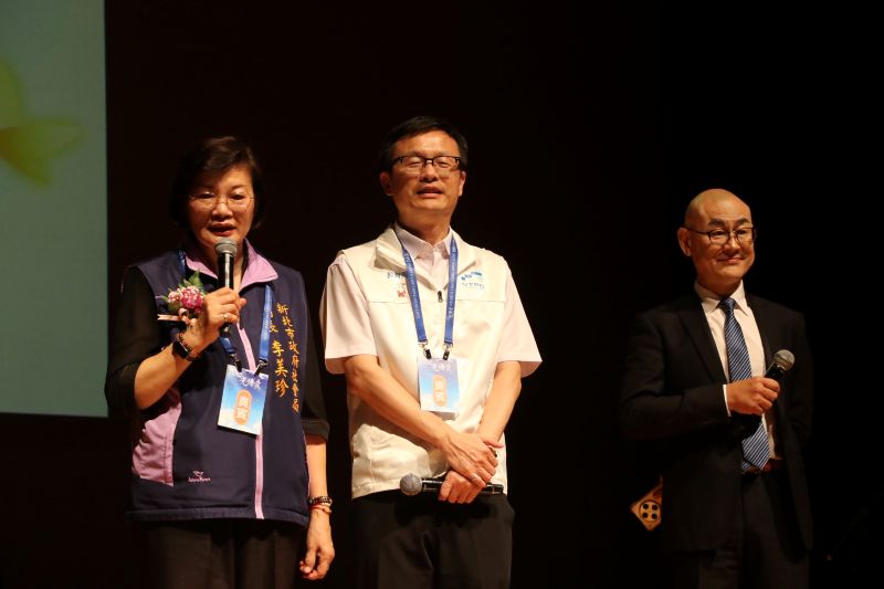 視障者看不見舞台 卻用音樂唱出生命之光 9 《圖說》社會局長李美珍表示,感謝福智及安童連續5年來以音樂會響應國際身心障礙者日,讓視障者也能享有平權,用音樂看見生命的光。中為教育局長張明文。〈社會局提供〉