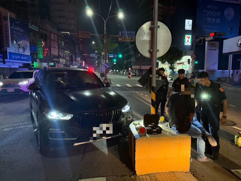 新莊男凌晨開車自撞分隔島 酒測0.00快篩驗出安非他命 11 《圖說》警方到場處理車禍。〈新莊分局提供〉