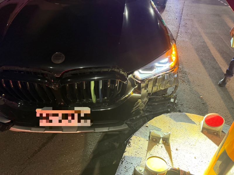 新莊男凌晨開車自撞分隔島 酒測0.00快篩驗出安非他命 12 《圖說》丁男自撞分隔島情形。〈新莊分局提供〉