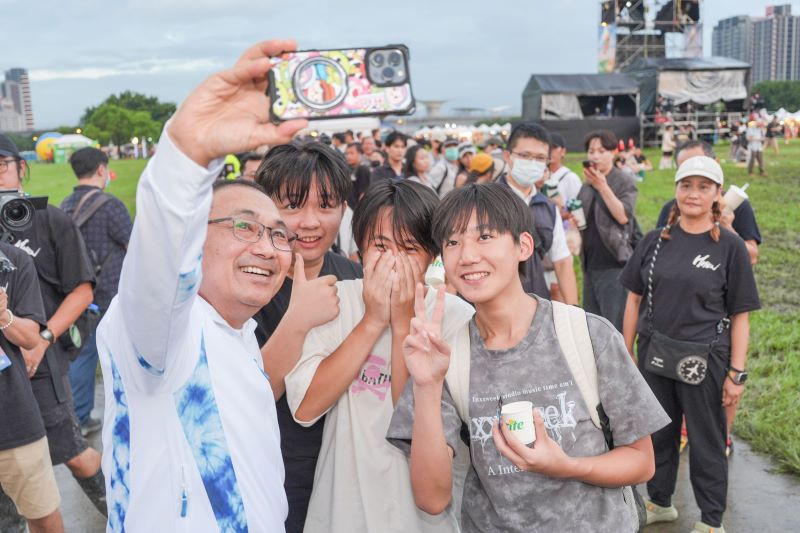 《圖說》侯友宜市長熱情與民眾互動合影。〈觀旅局提供〉