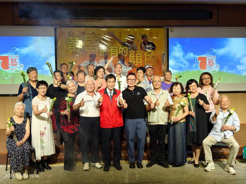 人間重晚晴黃昏應有色演繹生命華章 80歲爺奶演出感動滿場 4 《圖說》張長林理事長(前排左五)、郭宗輝里長(前排左四)與演員合影。〈七藝十方提供〉