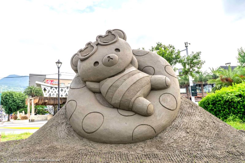 《圖說》八里城市沙雕展展期延長至10月11日，快來與San-X+Universe的人氣角色們一起留下美好回憶。〈高灘處提供〉