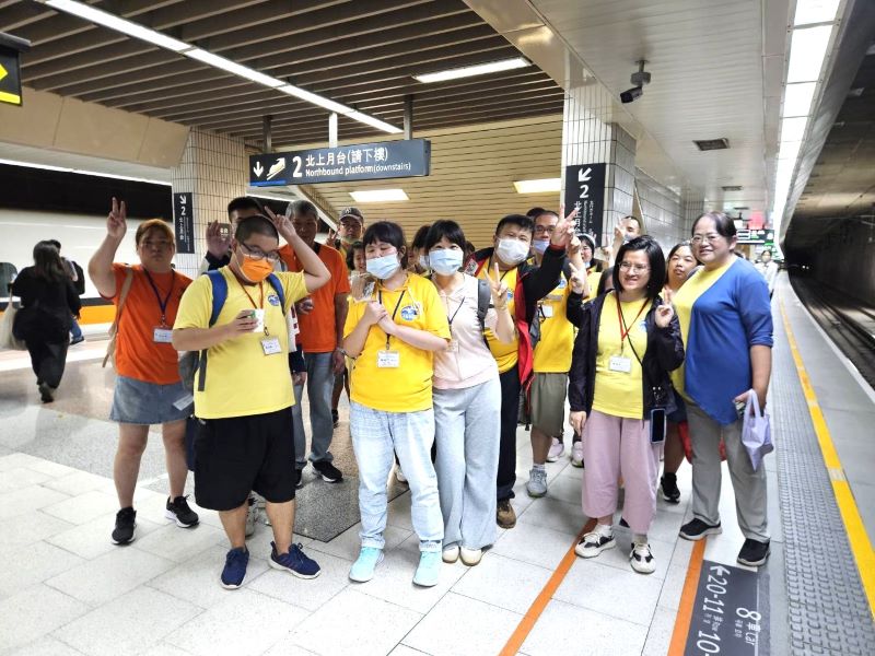 《圖說》學員們於高鐵月台開心等候乘車。〈高鐵板橋站提供〉