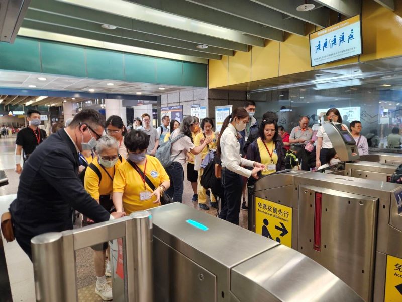 《圖說》高鐵站務同仁熱心引導學員們體驗感應車票進站，安心乘車。〈高鐵板橋站提供〉