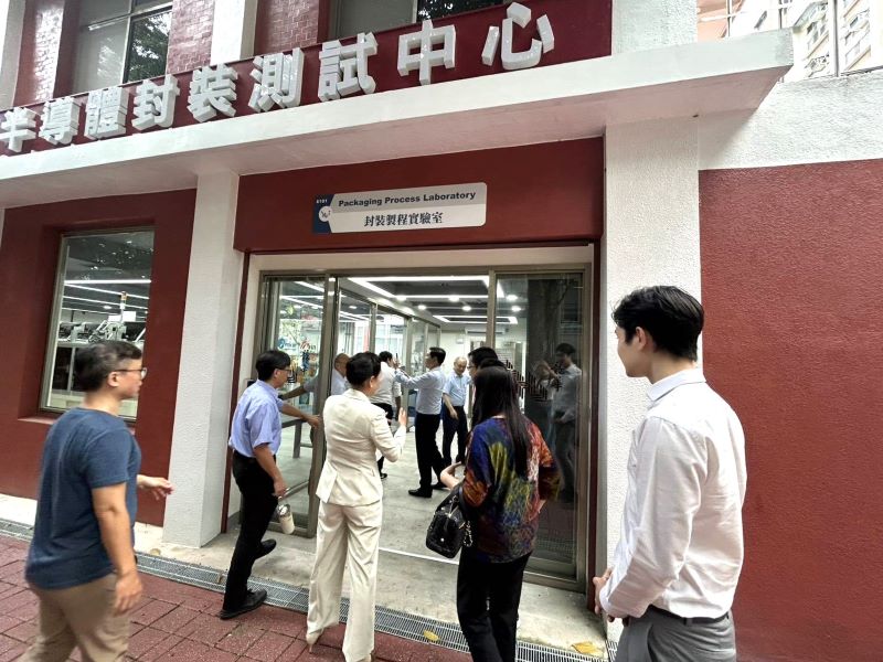 清萊市長參訪龍華科大肯定培育人才 邀葛自祥赴泰洽談MOU 8 《圖說》泰國清萊市長Dr. Wanchai Chongsuttanamanee率市府團隊蒞臨龍華科大,參訪半導體封裝與測試中心。〈龍華科大提供〉