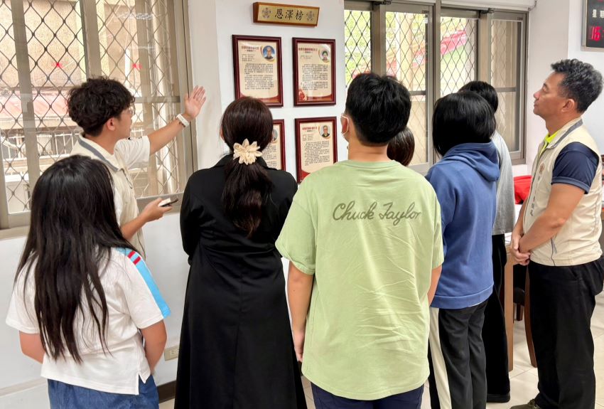 《圖說》處長陳立中(右一)與向學子女及眷屬代表一同瞻仰恩澤榜，聆聽工作人員講述四位榮民先進一生故事與無私大愛。〈新北市榮服處提供〉