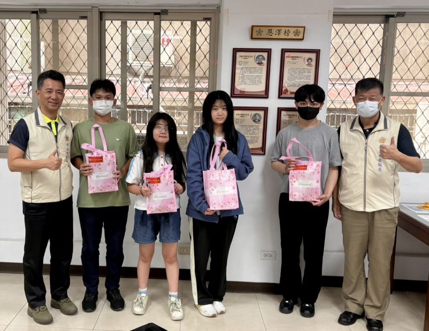 《圖說》新北市榮服處長陳立中(左一)與副處長楊懷(右一)致贈精美文具禮包予向學子女合影。〈新北市榮服處提供〉