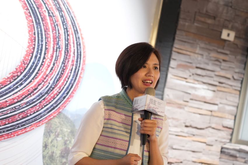 《圖說》原民局長林瑋茜指出，此次重製的5件泰雅織品，是展覽最受矚目的內容之一。〈原民局提供〉。