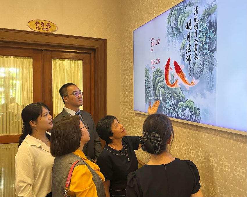 《圖說》六週年感恩會結合「明月法師—國畫藝術展」，展現佛教「工巧明」繪畫，吸引現場貴賓駐足欣賞。〈覺行佛教協會提供〉