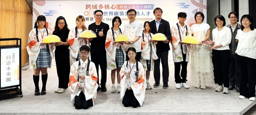 《圖說》鶯歌工商啟用MIRAI日本未來館-日本文化教室，中為教育局長張明文。〈教育局提供〉