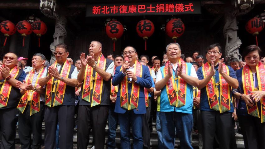 《圖說》侯友宜肯定新莊慈祐宮護祐地方，公益慈善不遺餘力。〈民政局提供〉