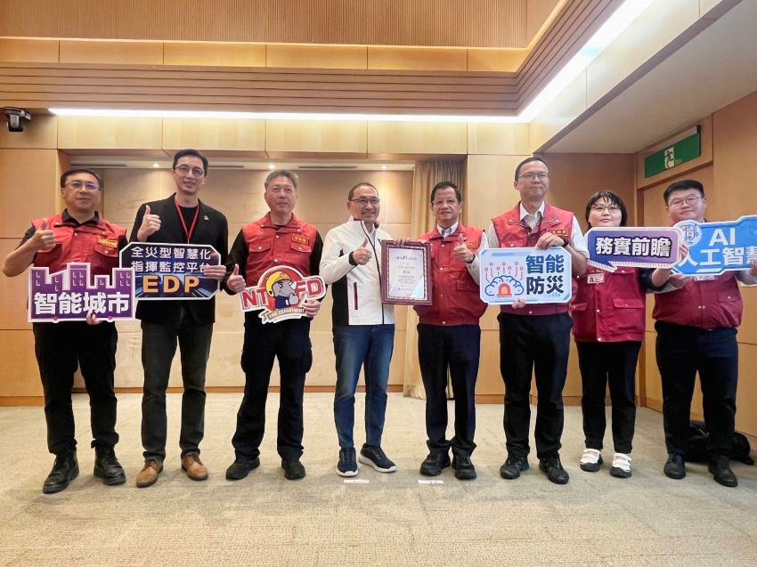 「以問代查」加速災情研判 新北防災導入生成式AI EDP獲獎 2 《圖說》消防局長陳崇岳〈右四〉於市政會議獻獎予侯友宜市長,左起;消防局黃弟勝簡任技正、興創知能黃瑞賢部長、消防局陳勝照主任秘書、侯友宜市長、消防局長陳崇岳、柯昭寬科長、李璘昱技正、徐君毅技士。〈消防局提供〉